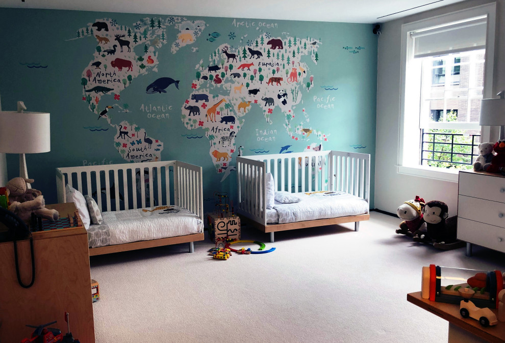 Exemple d'une chambre de bébé neutre tendance avec un mur blanc, moquette et un sol blanc.