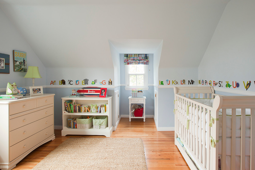 Стильный дизайн: нейтральная комната для малыша в классическом стиле с синими стенами и паркетным полом среднего тона - последний тренд