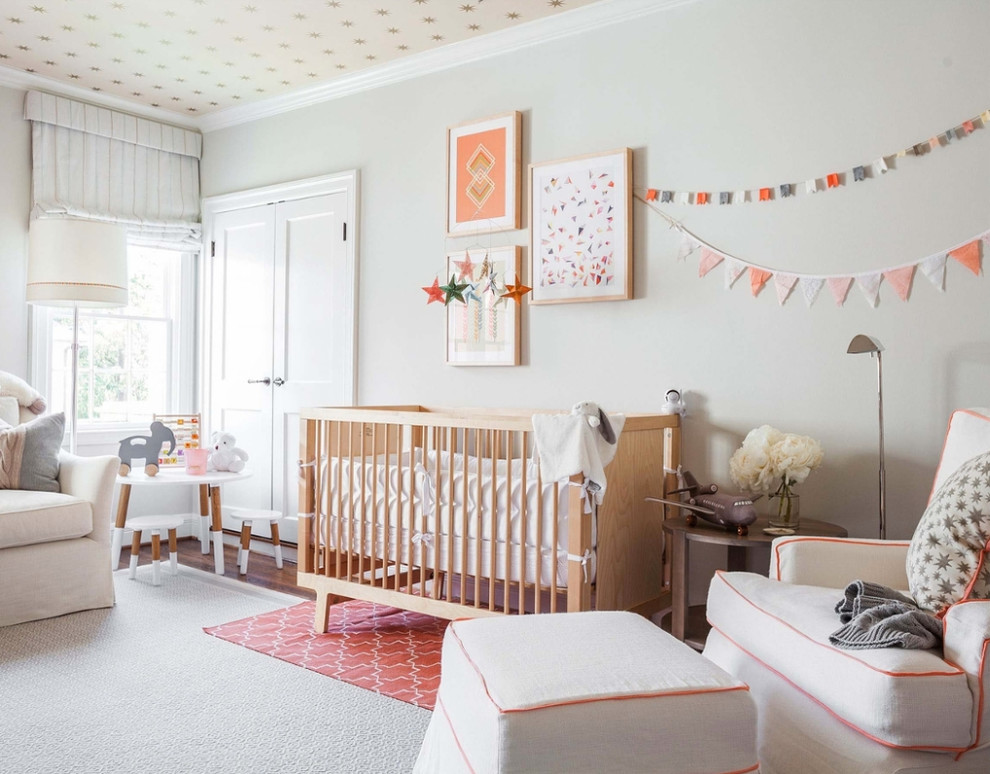 Diseño de habitación de bebé neutra escandinava con paredes grises y suelo gris