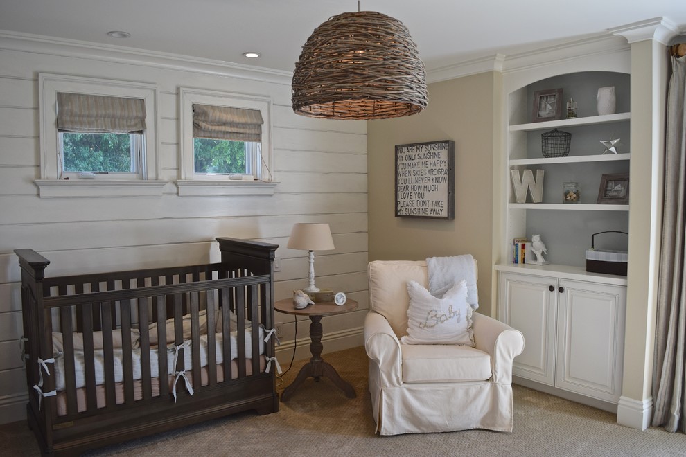 Cette image montre une chambre de bébé neutre marine avec un mur beige, moquette et un sol beige.