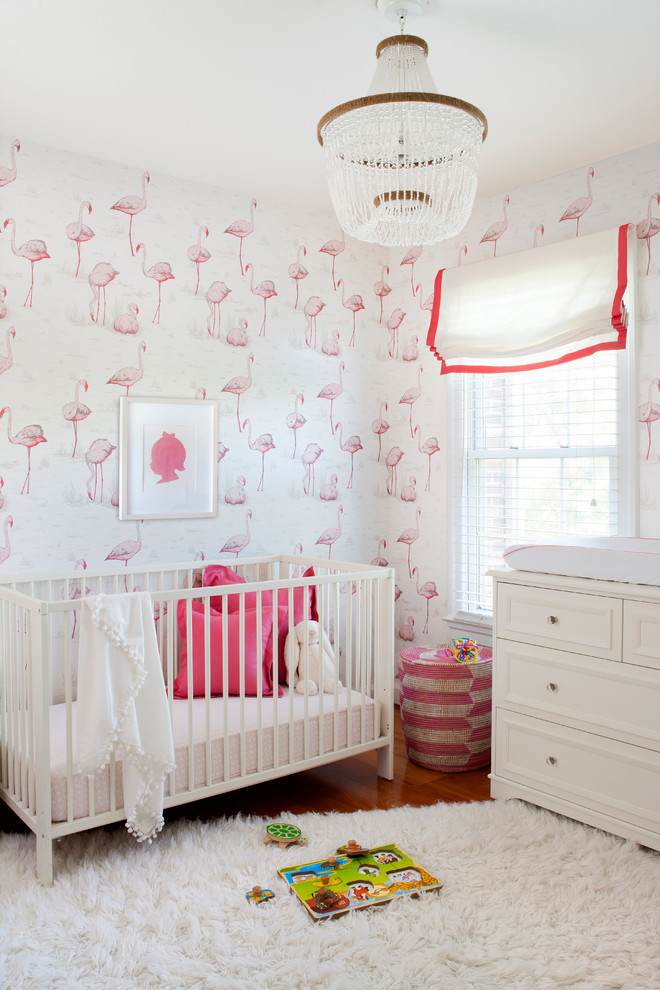 Foto de habitación de bebé niña clásica renovada, de tamaño medio, con paredes multicolor y suelo de madera en tonos medios