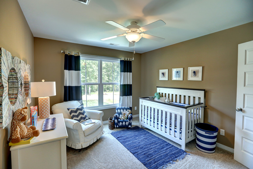 Exemple d'une grande chambre de bébé garçon nature avec un mur marron et moquette.