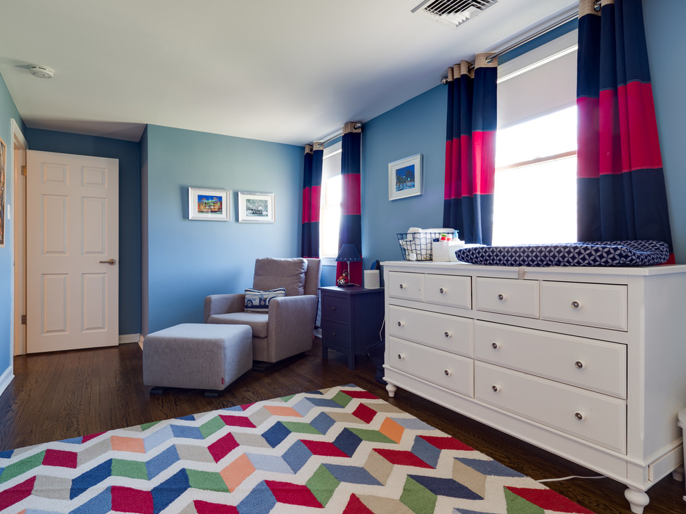 Großes Uriges Babyzimmer mit blauer Wandfarbe, dunklem Holzboden und braunem Boden in Philadelphia