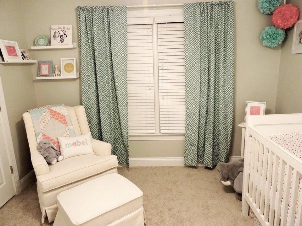 На фото: маленькая комната для малыша в классическом стиле с серыми стенами и ковровым покрытием для на участке и в саду, девочки с