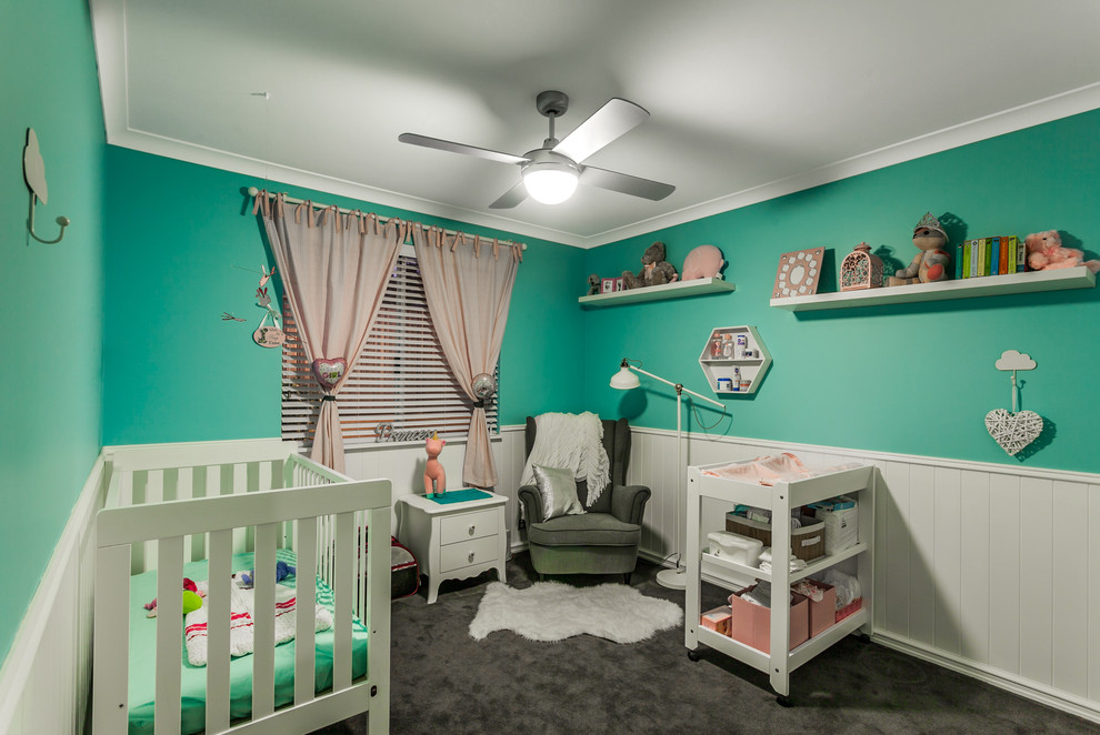 Klassisches Babyzimmer mit grüner Wandfarbe, Teppichboden und grauem Boden in Perth
