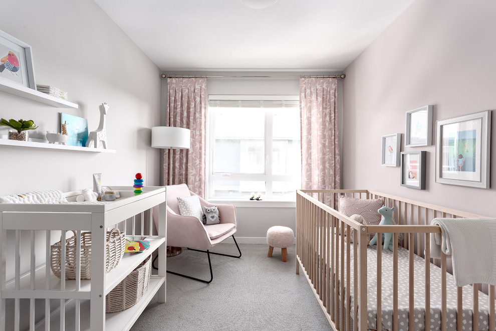 Exemple d'une chambre de bébé fille bord de mer avec un mur rose, moquette et un sol gris.