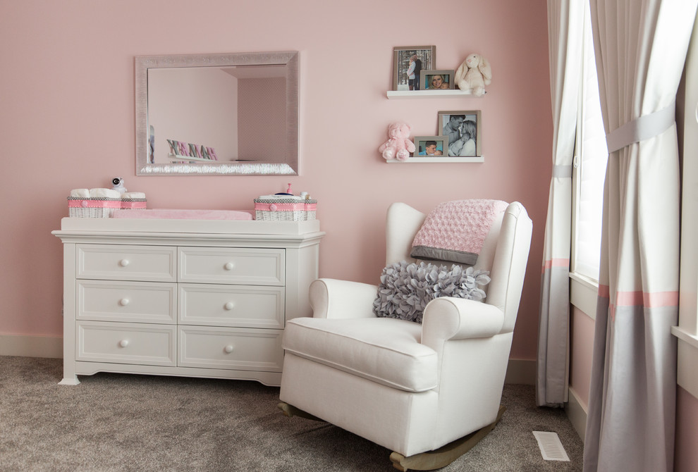 Aménagement d'une grande chambre de bébé fille contemporaine avec un mur rose, moquette et un sol gris.