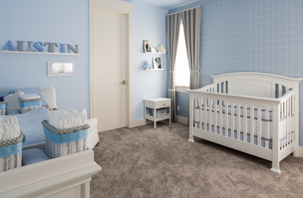Ispirazione per una grande cameretta per neonato contemporanea con pareti blu, moquette e pavimento grigio