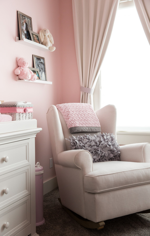 Cette image montre une grande chambre de bébé fille design avec un mur rose, moquette et un sol gris.