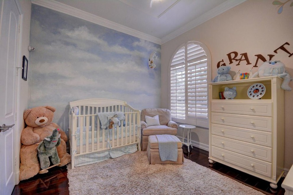 Foto de habitación de bebé neutra tradicional renovada de tamaño medio con paredes beige, suelo de madera en tonos medios y suelo marrón