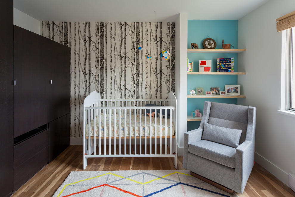 Immagine di una cameretta per neonati minimalista