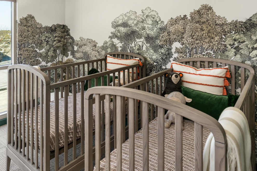 Imagen de habitación de bebé neutra contemporánea grande con paredes multicolor, moqueta y suelo gris