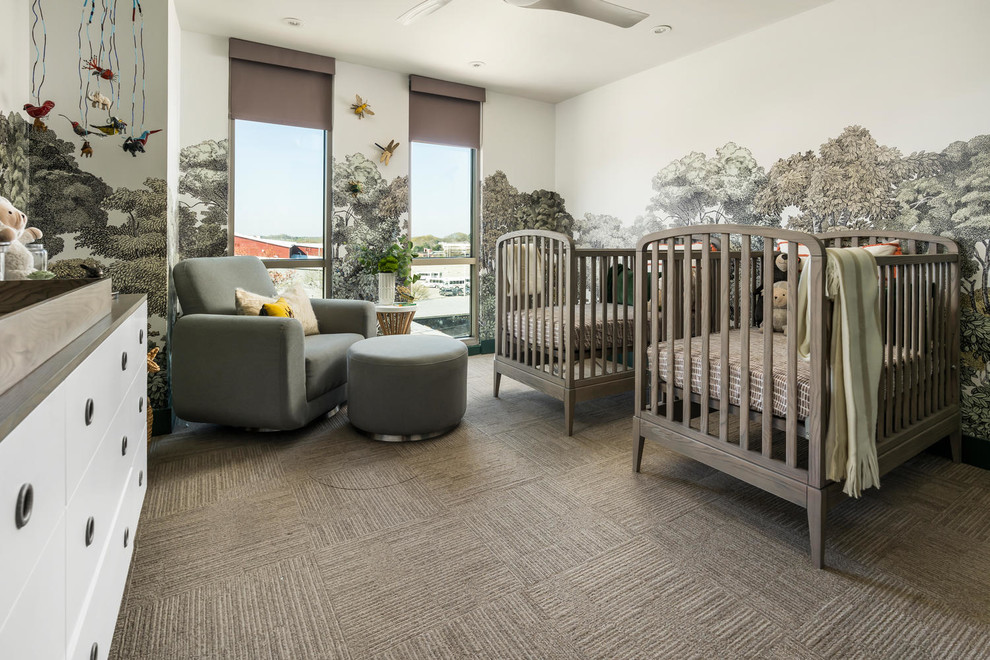 Großes, Neutrales Modernes Babyzimmer mit bunten Wänden, Teppichboden und grauem Boden in Atlanta