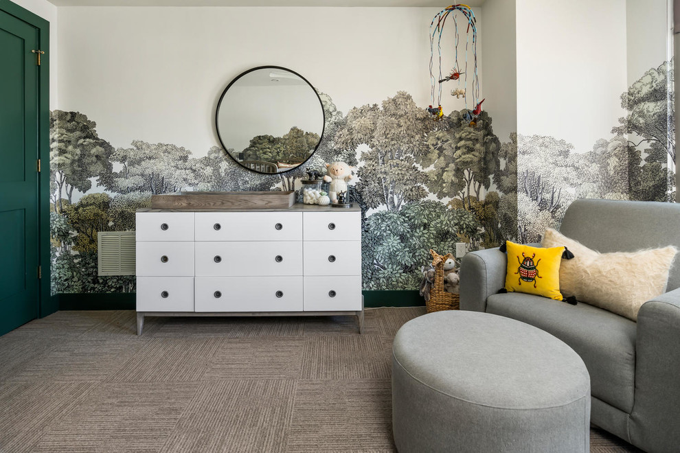 Idee per una grande cameretta per neonati neutra contemporanea con pareti multicolore, moquette e pavimento grigio
