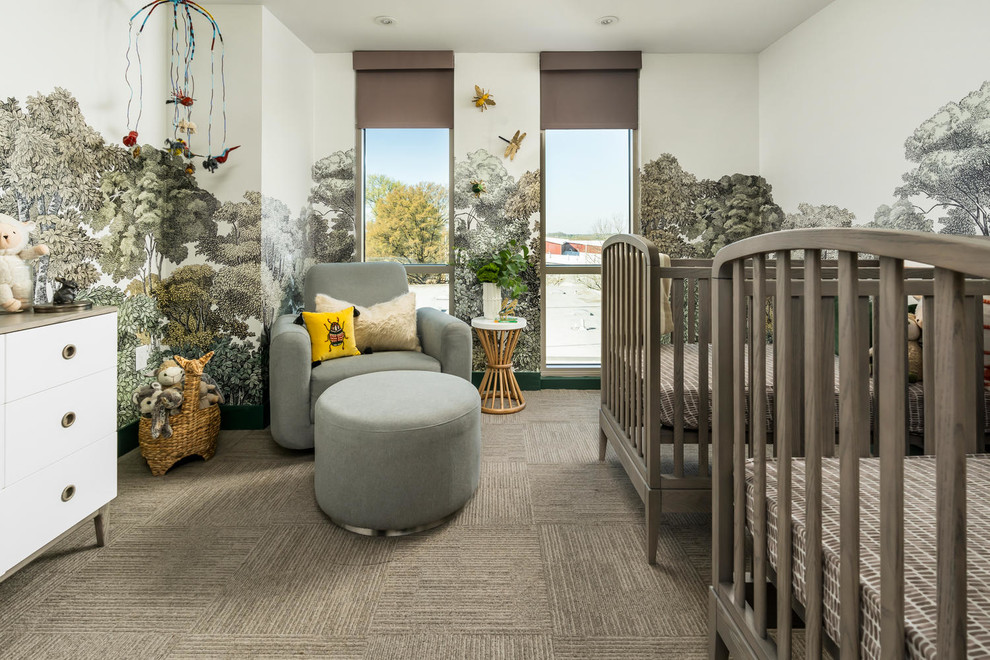 Стильный дизайн: большая нейтральная комната для малыша в современном стиле с разноцветными стенами, ковровым покрытием и серым полом - последний тренд