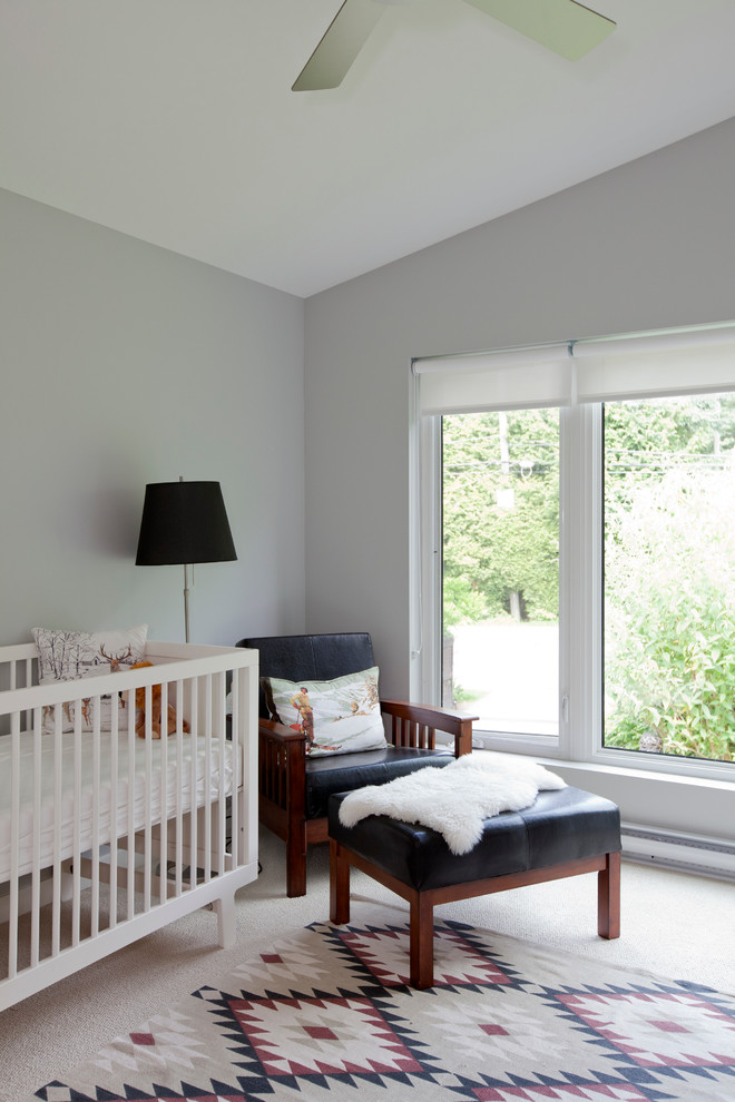 Свежая идея для дизайна: большая нейтральная комната для малыша в стиле неоклассика (современная классика) с серыми стенами и ковровым покрытием - отличное фото интерьера