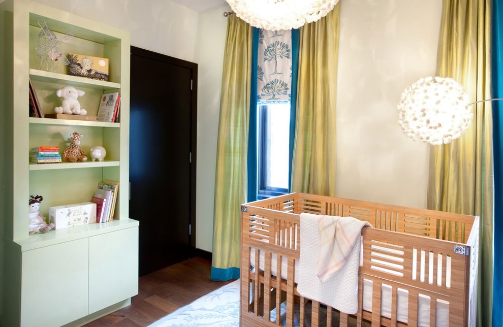 Стильный дизайн: комната для малыша среднего размера в современном стиле - последний тренд