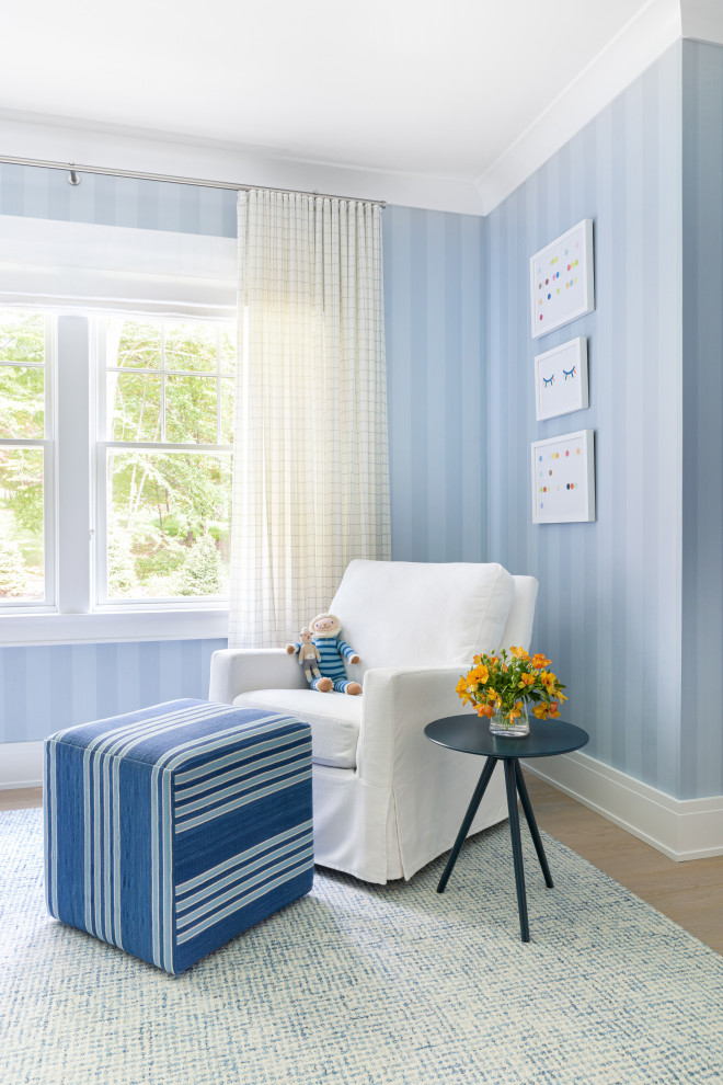 Стильный дизайн: большая комната для малыша в классическом стиле с синими стенами, светлым паркетным полом и коричневым полом для мальчика - последний тренд