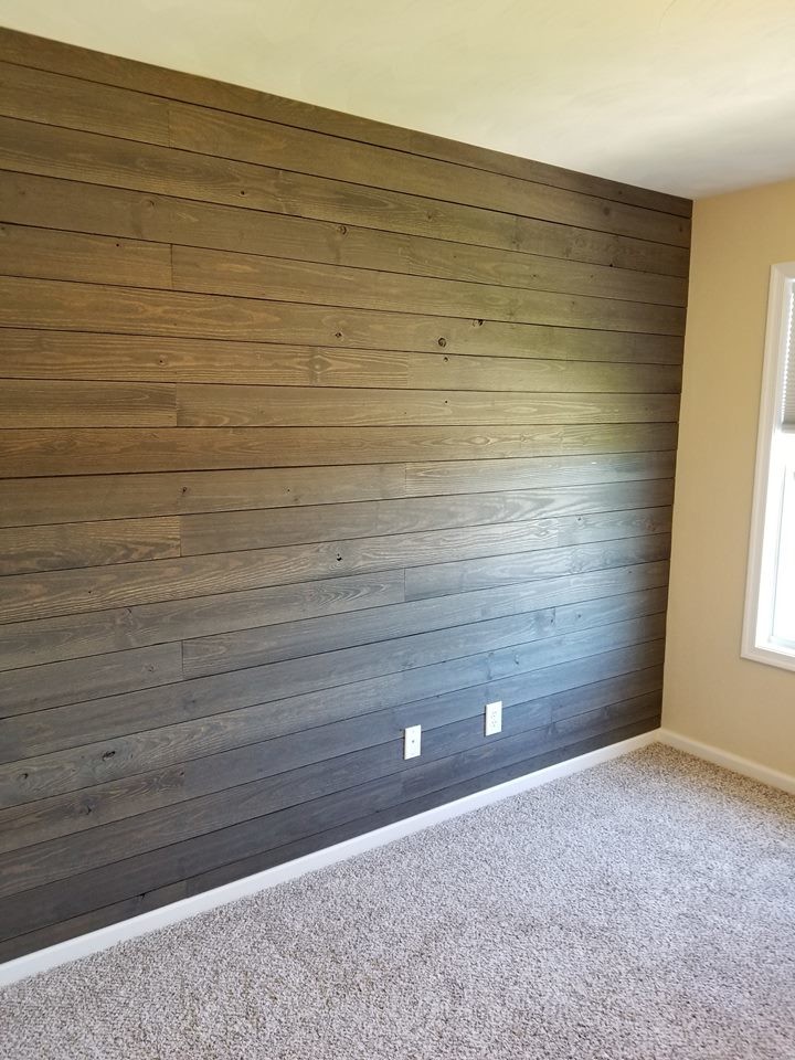 На фото: комната для малыша среднего размера в стиле кантри с коричневыми стенами, ковровым покрытием и бежевым полом для мальчика