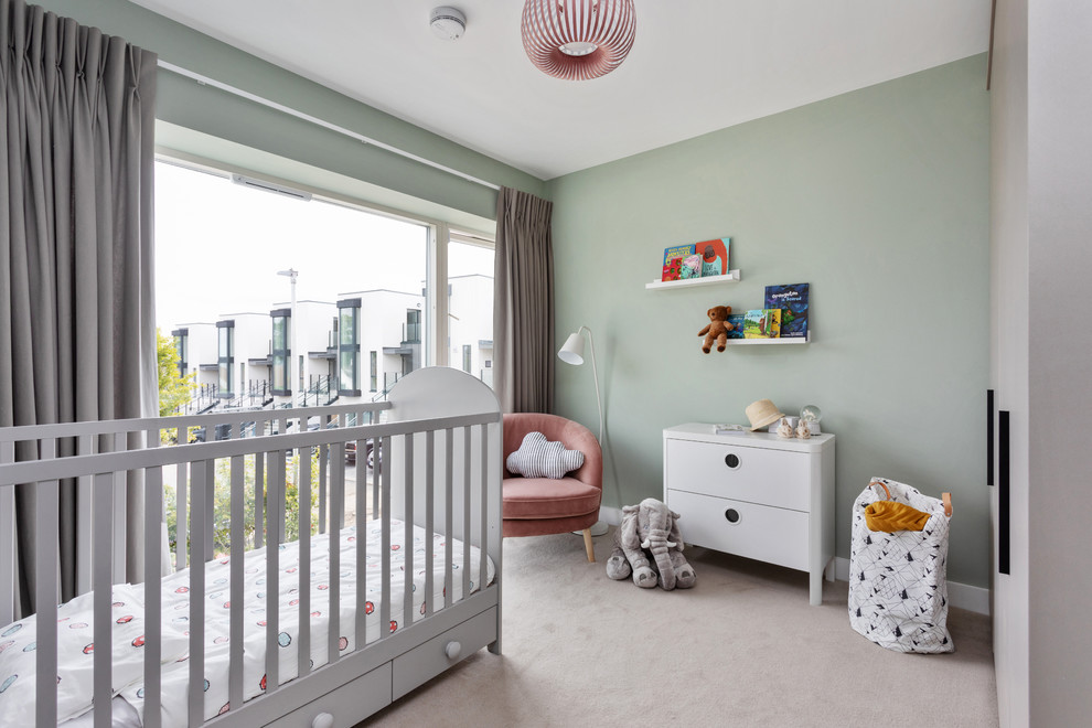 Idées déco pour une chambre de bébé fille contemporaine de taille moyenne avec un mur vert, moquette et un sol gris.