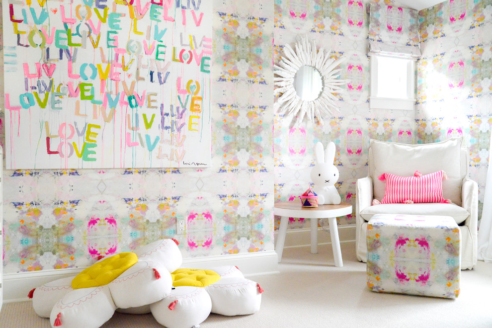 Modernes Babyzimmer mit bunten Wänden, Teppichboden und beigem Boden in New York