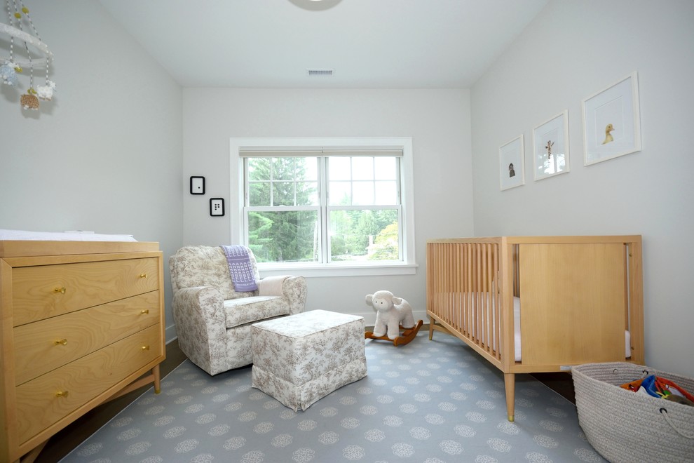 Diseño de habitación de bebé niña clásica renovada de tamaño medio con paredes blancas, moqueta y suelo azul