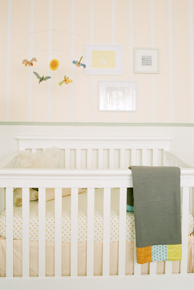 Idées déco pour une chambre de bébé neutre classique de taille moyenne.
