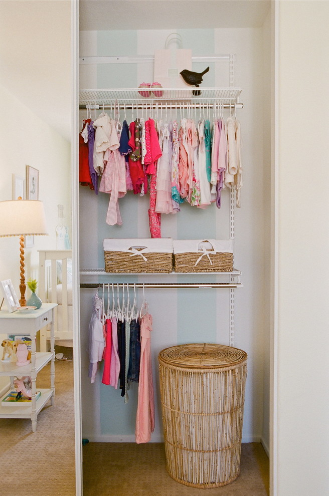 Aménagement d'une chambre de bébé fille classique de taille moyenne avec moquette.