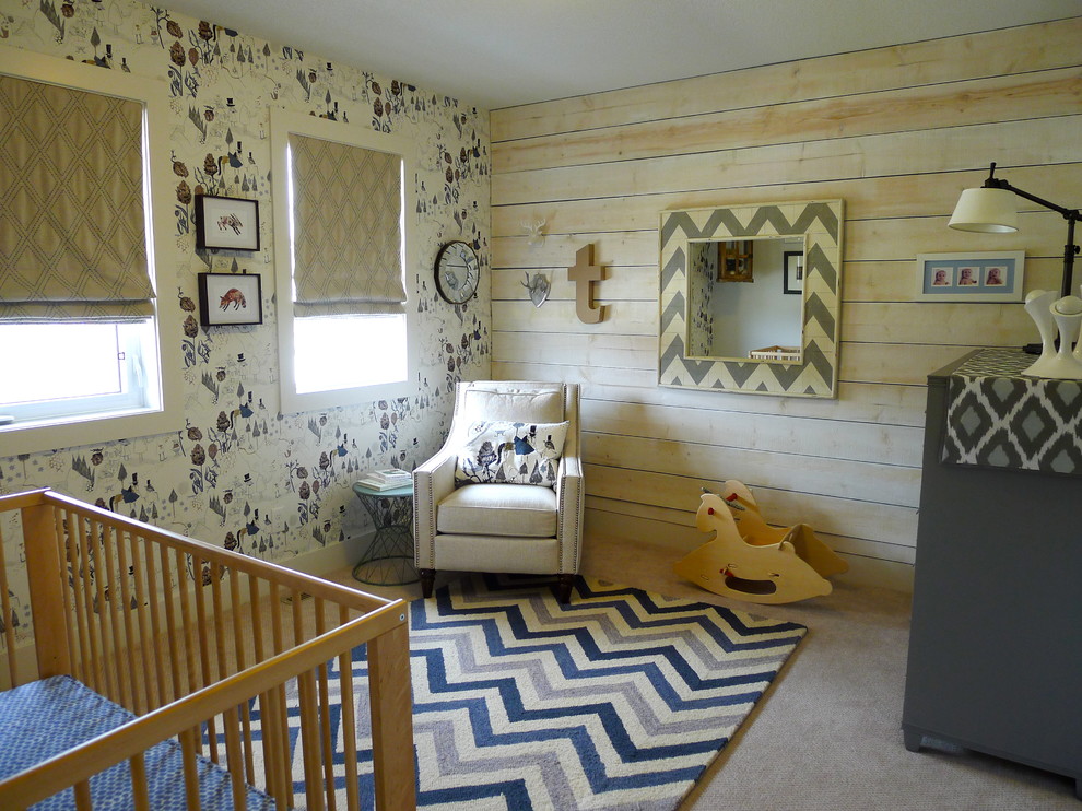 Immagine di una cameretta per neonati neutra eclettica di medie dimensioni con pareti multicolore e moquette