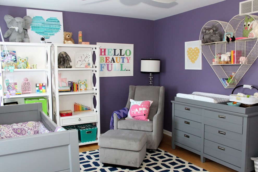 Idee per una cameretta per neonata classica di medie dimensioni con pareti viola e parquet chiaro