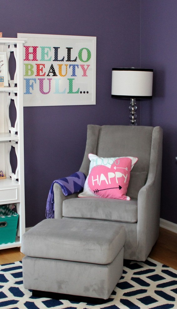 Idee per una piccola cameretta per neonata chic con pareti viola e parquet chiaro
