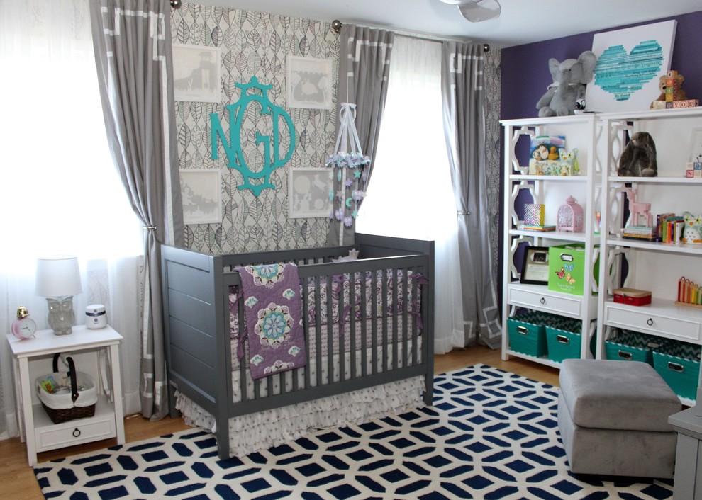 Cette image montre une petite chambre de bébé fille traditionnelle avec un mur violet et parquet clair.