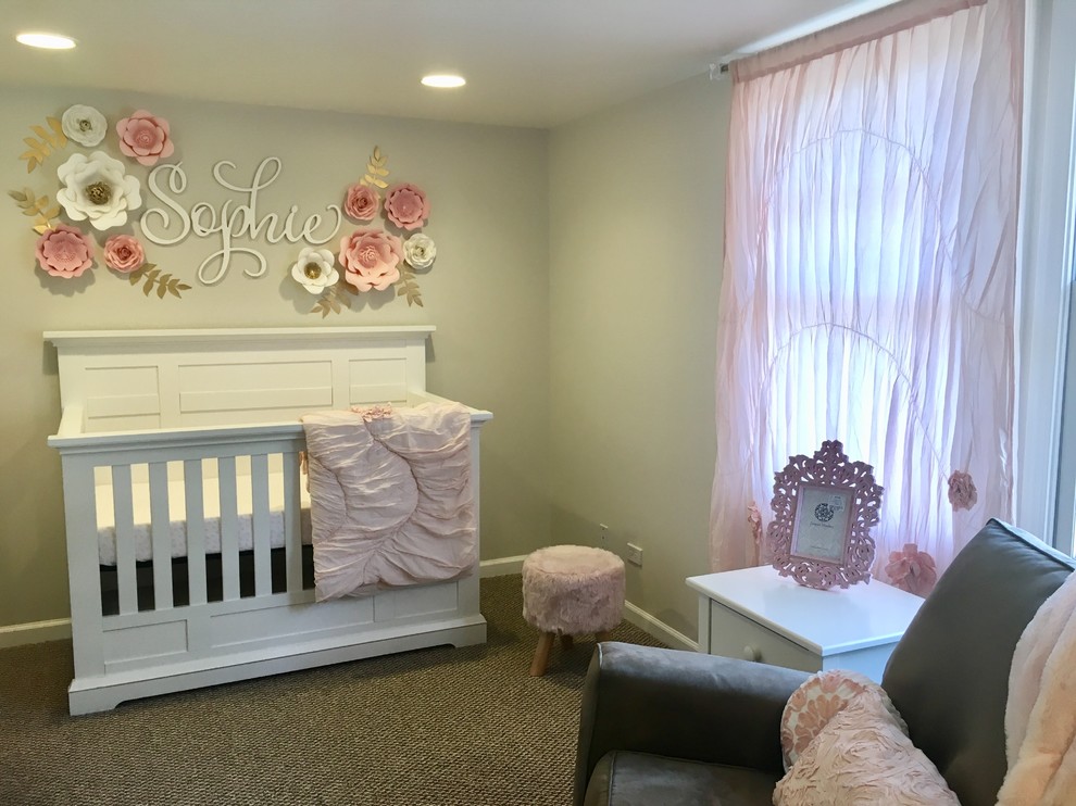 Idées déco pour une chambre de bébé fille classique de taille moyenne avec un mur beige, moquette et un sol beige.