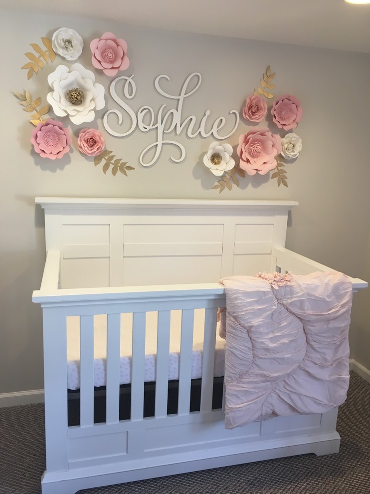 Réalisation d'une chambre de bébé fille tradition de taille moyenne avec un mur beige, moquette et un sol beige.