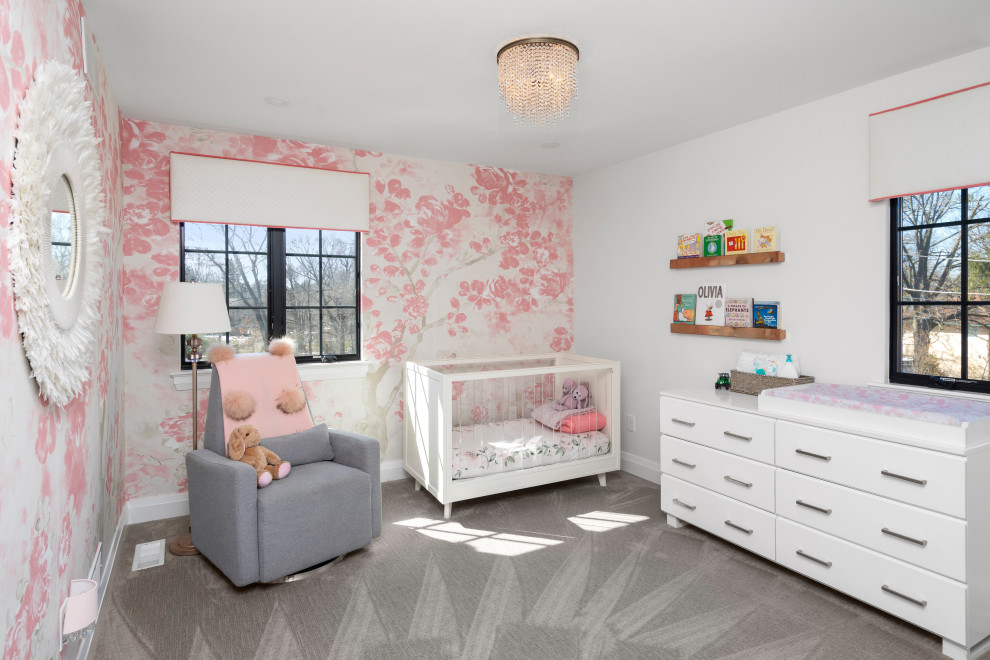 Mittelgroßes, Neutrales Modernes Babyzimmer mit Teppichboden, grauem Boden und weißer Wandfarbe