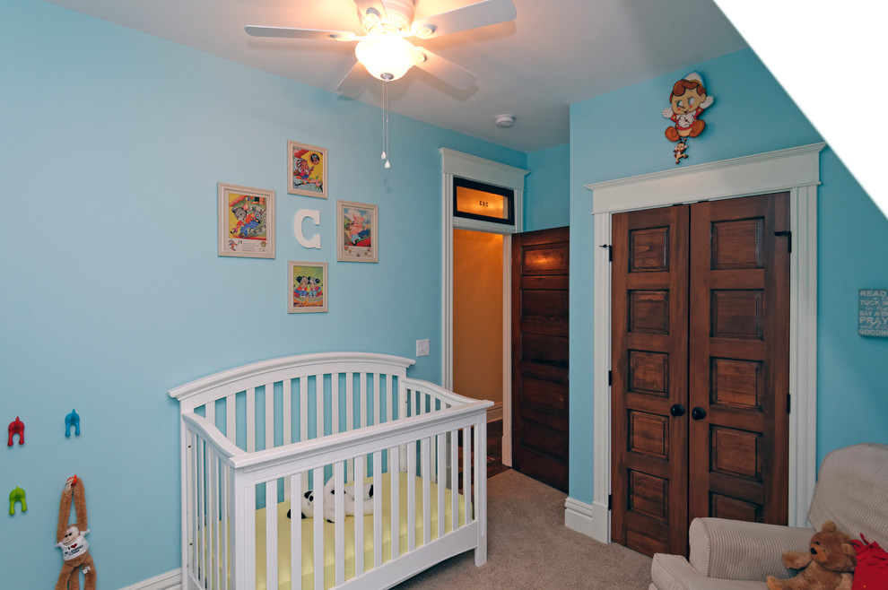 Esempio di una cameretta per neonato country con pareti blu