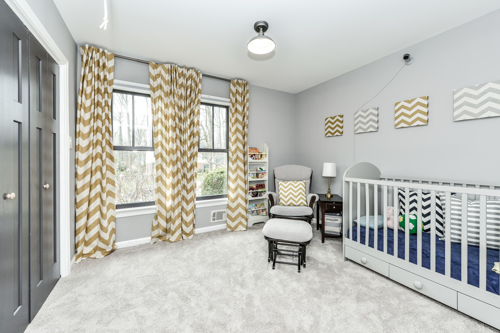 Cette photo montre une chambre de bébé garçon chic de taille moyenne avec un mur gris, moquette et un sol beige.