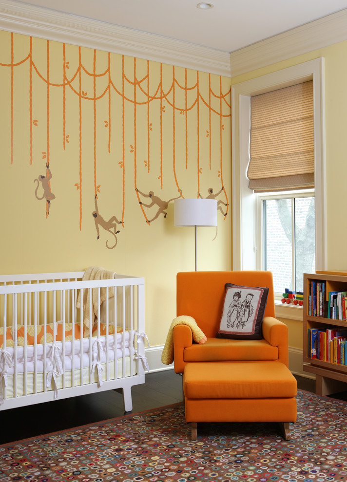 Идея дизайна: нейтральная комната для малыша в стиле неоклассика (современная классика) с разноцветными стенами и темным паркетным полом