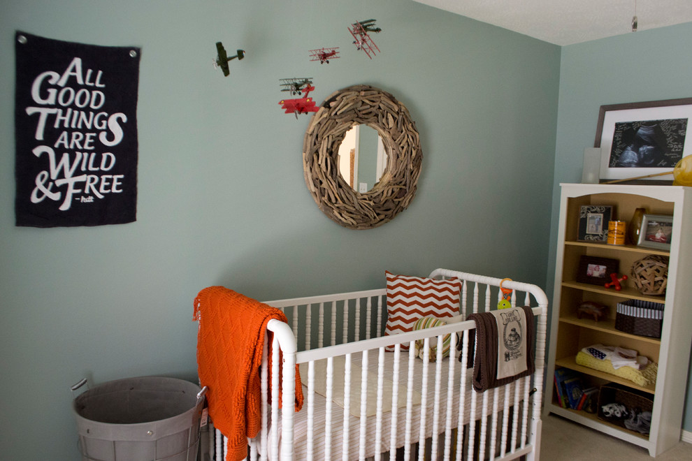 Aménagement d'une chambre de bébé éclectique de taille moyenne.