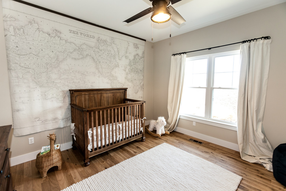 セントルイスにあるカントリー風のおしゃれな赤ちゃん部屋 (無垢フローリング) の写真