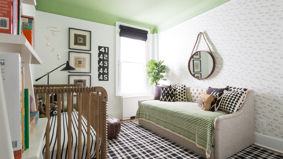 Foto de habitación de bebé niño bohemia con paredes verdes y suelo de madera en tonos medios