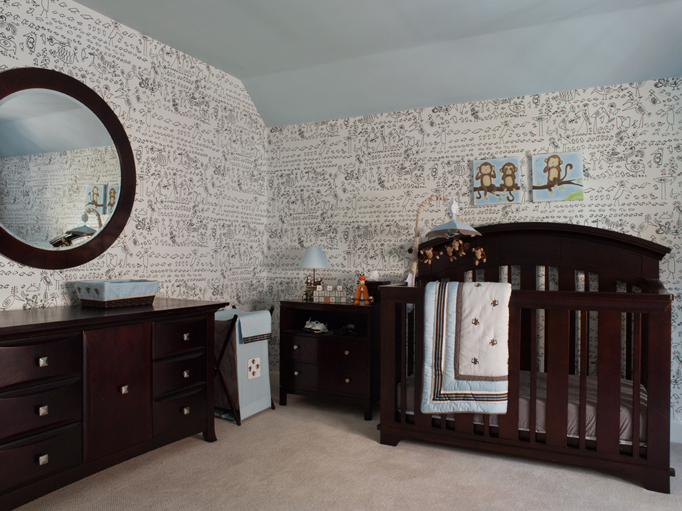 На фото: нейтральная комната для малыша в классическом стиле с разноцветными стенами и ковровым покрытием с