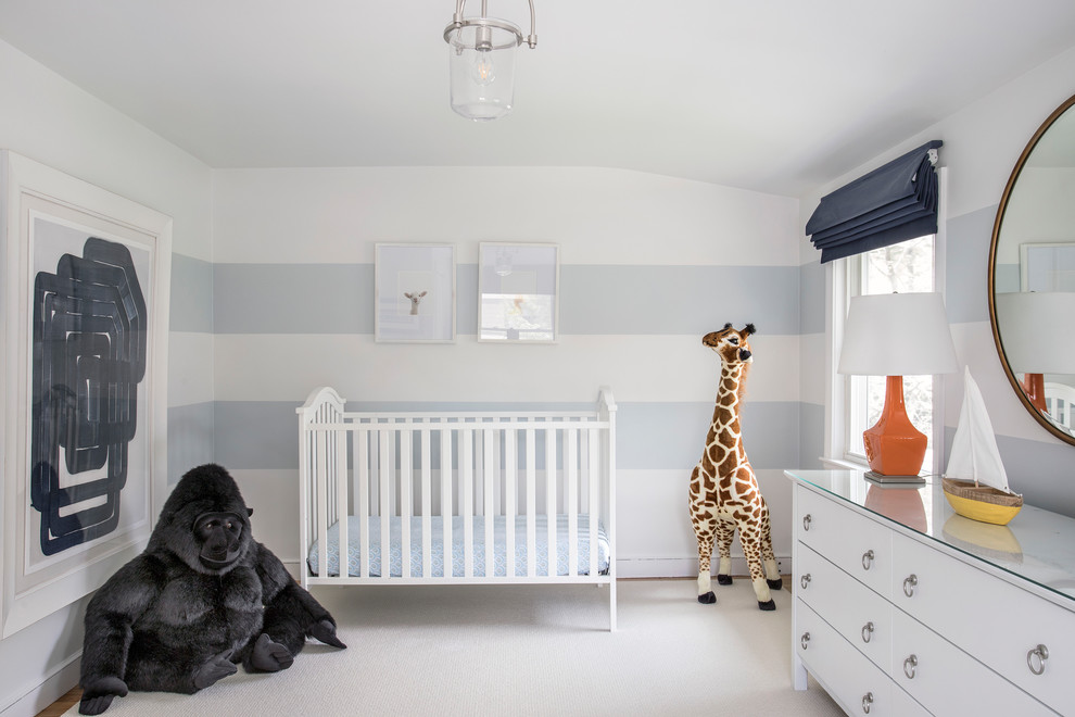 На фото: нейтральная комната для малыша в морском стиле с разноцветными стенами