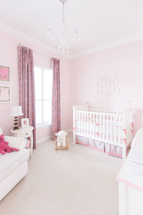 Modelo de habitación de bebé niña clásica renovada de tamaño medio con paredes rosas y moqueta