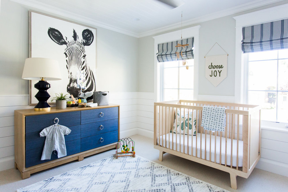 Пример оригинального дизайна: комната для малыша среднего размера в морском стиле с серыми стенами, ковровым покрытием и серым полом для мальчика