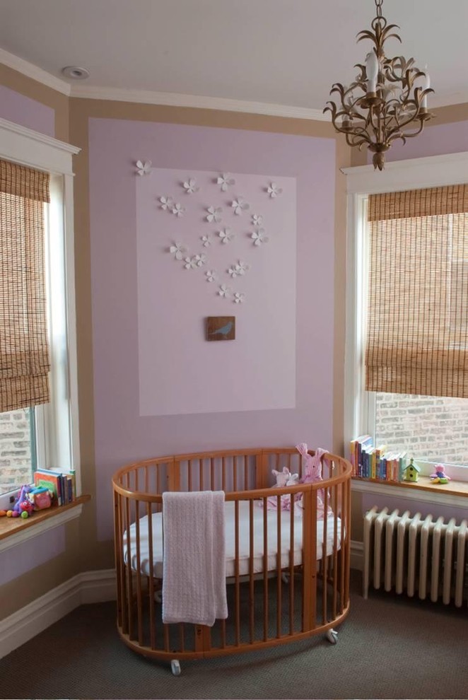Пример оригинального дизайна: комната для малыша среднего размера в классическом стиле с розовыми стенами и ковровым покрытием для девочки