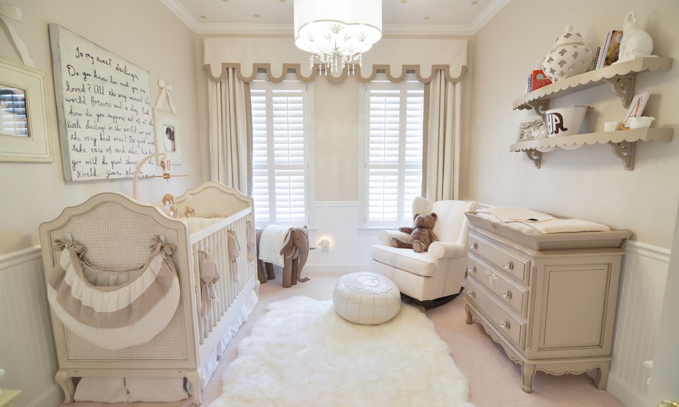 Cette image montre une chambre de bébé neutre traditionnelle de taille moyenne avec un mur beige et moquette.