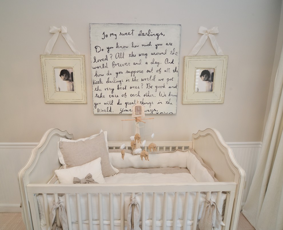 オーランドにある中くらいなトランジショナルスタイルのおしゃれな赤ちゃん部屋 (ベージュの壁、カーペット敷き、男女兼用) の写真