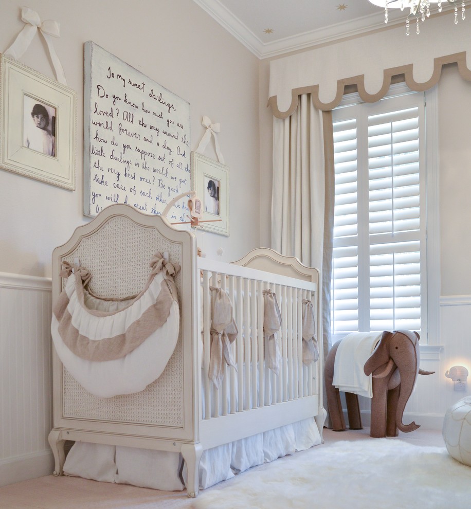 Immagine di una cameretta per neonati neutra chic di medie dimensioni con pareti beige, moquette e pavimento beige