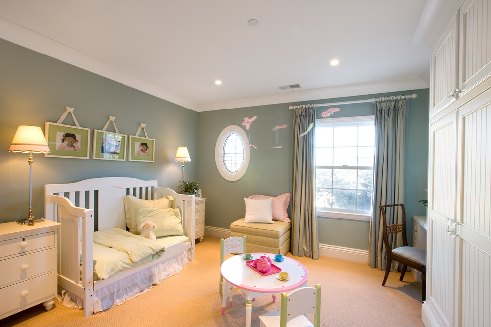 Foto de habitación de bebé niña tradicional de tamaño medio con paredes verdes y moqueta